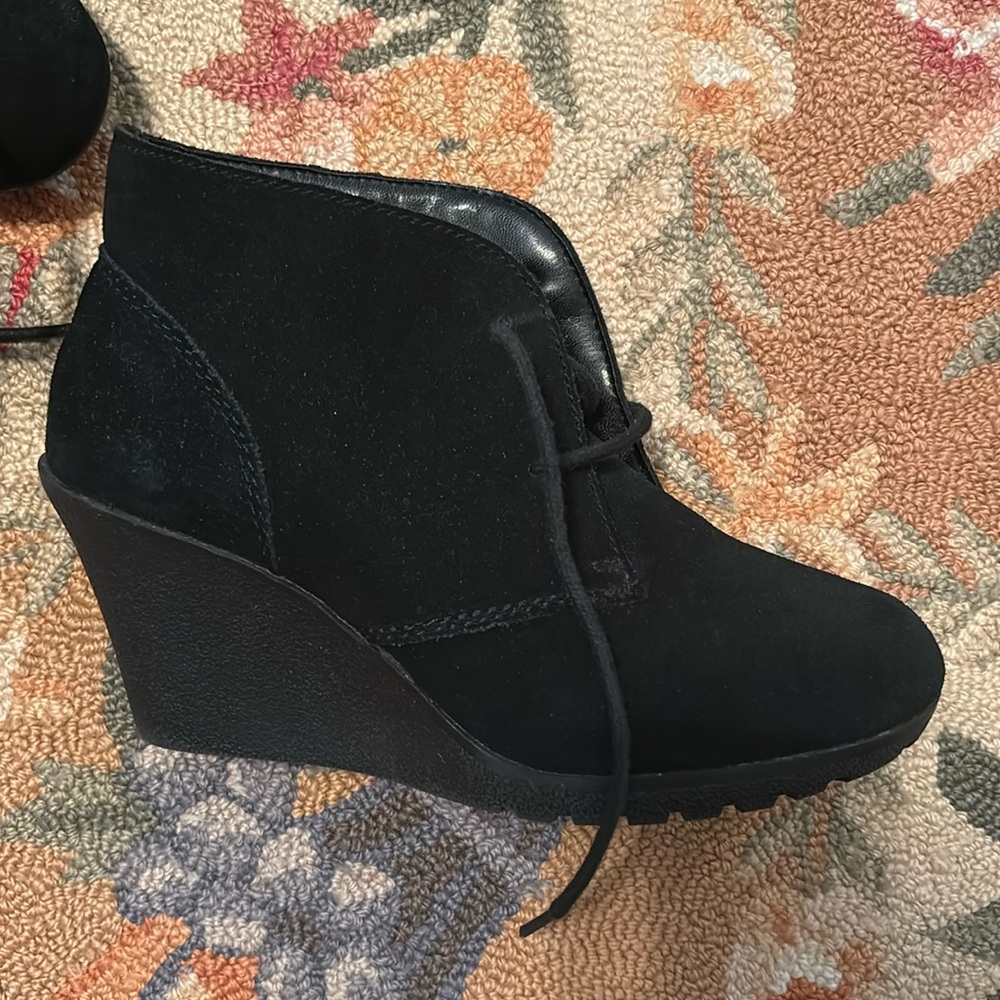 White mountain black suede wedge booties